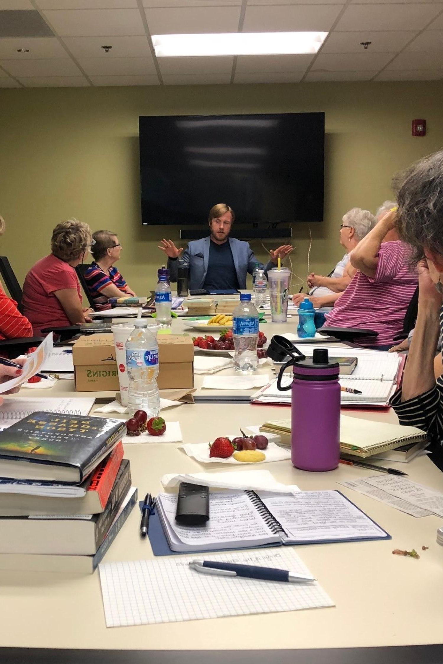 Brian Alden leads a book club discussion of Neil DeGrasse Tyson's "Astrophysics for 人 in a Hurry"