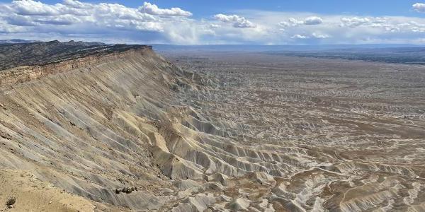 布克克利夫山脉位于科罗拉多西部大峡谷的北部边界. 高沙漠地区依靠灌溉来维持农业.