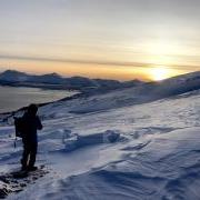 环境博彩app推荐主任汤姆·尤尔斯曼走过特罗姆瑟的雪原, Norway, 2020年北极前沿会议期间. 一位资深的气候科学记者, Yulsman是《地球》杂志的前主编，目前是《发现》杂志ImaGeo博客的作者. (Photo by Gregory K. 新闻系硕士生Ramirez)