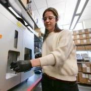 Irene Francino Urdaniz报道, graduate student in chemical and biological engineering, works on this research in the Whitehead laboratory.