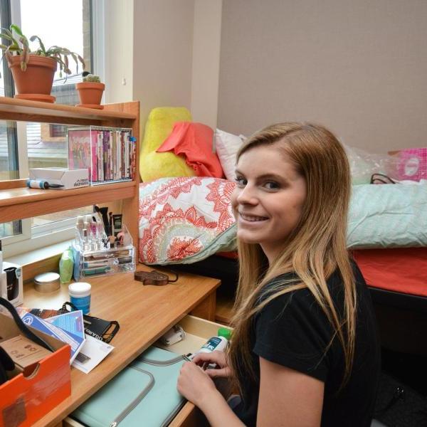 A student setting up her desk during move-in